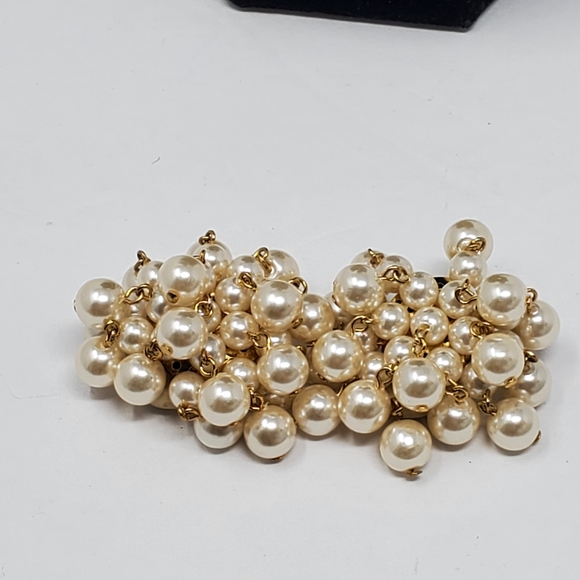 Vintage faux cluster pearl clip on earrings in Great used condition - Picture 2 of 8